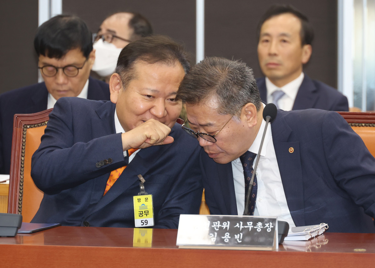 ▲이상민 전 행정안전부 장관과 김용빈 중앙선관위 사무총장이 4일 서울 여의도 국회에서 열린 윤석열 정부의 비상계엄 선포를 통한 내란혐의 진상규명 국정조사특별위원회의 2차 청문회에서 대화하고 있다.  (뉴시스)