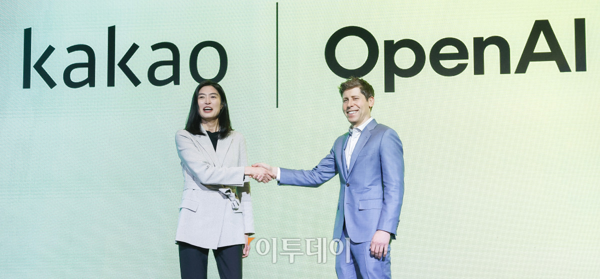 ▲오픈AI 창립자 샘 올트먼(오른쪽)과 정신아 카카오 대표이사가 4일 서울 중구 더플라자호텔에서 열린 카카오 기자간담회에서 기념촬영을 하고 있다. 조현호 기자 hyunho@