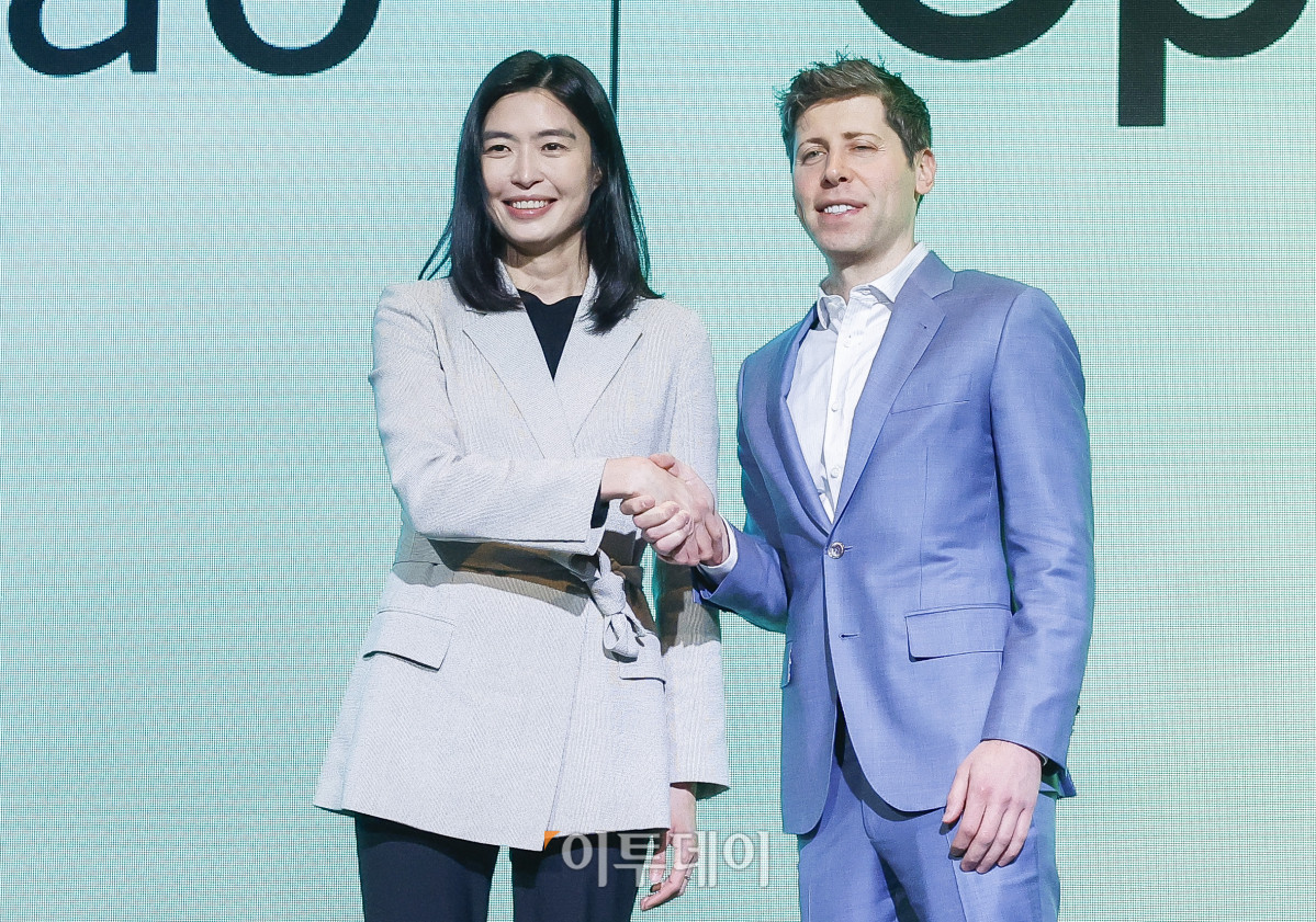 ▲오픈AI 창립자 샘 올트먼(오른쪽)과 정신아 카카오 대표이사가 4일 서울 중구 더플라자호텔에서 열린 카카오 기자간담회에서 기념촬영을 하고 있다. 조현호 기자 hyunho@