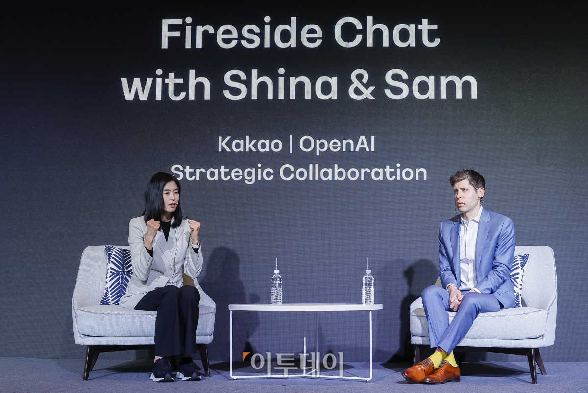 ▲오픈AI 창립자 샘 올트먼(오른쪽)과 정신아 카카오 대표이사가 4일 서울 중구 더플라자호텔에서 열린 카카오 기자간담회에서 좌돰회를 하고 있다. 조현호 기자 hyunho@