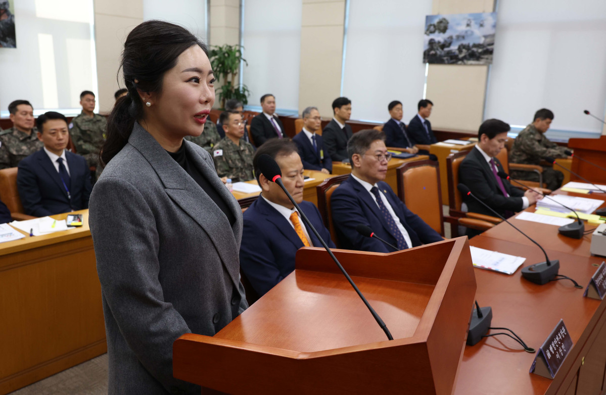 ▲노상원 전 정보사령관이 자주 찾았던 무속인 '비단아씨' 이선진 씨가 4일 서울 여의도 국회에서 열린 '윤석열 정부의 비상계엄 선포를 통한 내란 혐의 진상규명 국정조사 2차 청문회'에 출석해 의원 질의에 답하고 있다. 신태현 기자 holjjak@