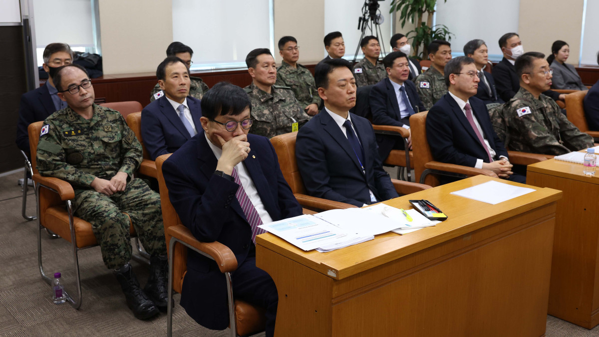 ▲이창용 한국은행 총재와 곽종근 전 특전사령관 등이 4일 서울 여의도 국회에서 열린 '윤석열 정부의 비상계엄 선포를 통한 내란 혐의 진상규명 국정조사 2차 청문회'에 출석해 의원 질의를 듣고 있다. 신태현 기자 holjjak@