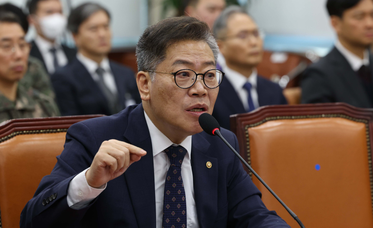 ▲김용빈 중앙선거관리위원회 사무총장이 4일 서울 여의도 국회에서 열린 '윤석열 정부의 비상계엄 선포를 통한 내란 혐의 진상규명 국정조사 2차 청문회'에 출석해 의원 질의에 답하고 있다. 신태현 기자 holjjak@