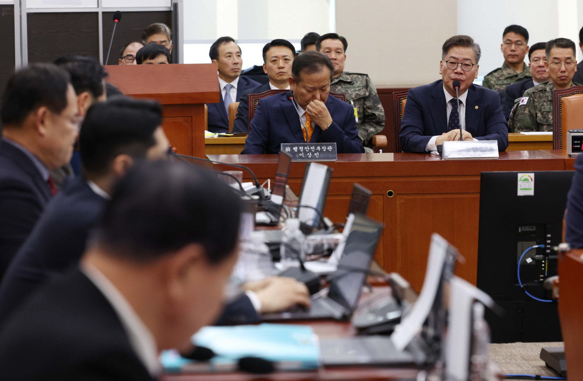 ▲김용빈 중앙선거관리위원회 사무총장이 4일 서울 여의도 국회에서 열린 '윤석열 정부의 비상계엄 선포를 통한 내란 혐의 진상규명 국정조사 2차 청문회'에 출석해 의원 질의에 답하고 있다. 왼쪽은 이상민 전 행정안전부 장관. 신태현 기자 holjjak@