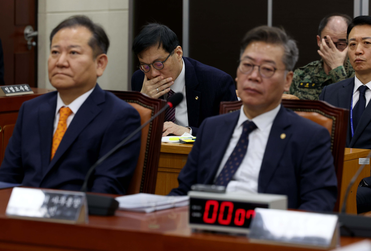 ▲이창용 한국은행 총재가 4일 서울 여의도 국회에서 열린 '윤석열 정부의 비상계엄 선포를 통한 내란 혐의 진상규명 국정조사 2차 청문회'에 출석해 의원 질의를 듣고 있다. 신태현 기자 holjjak@