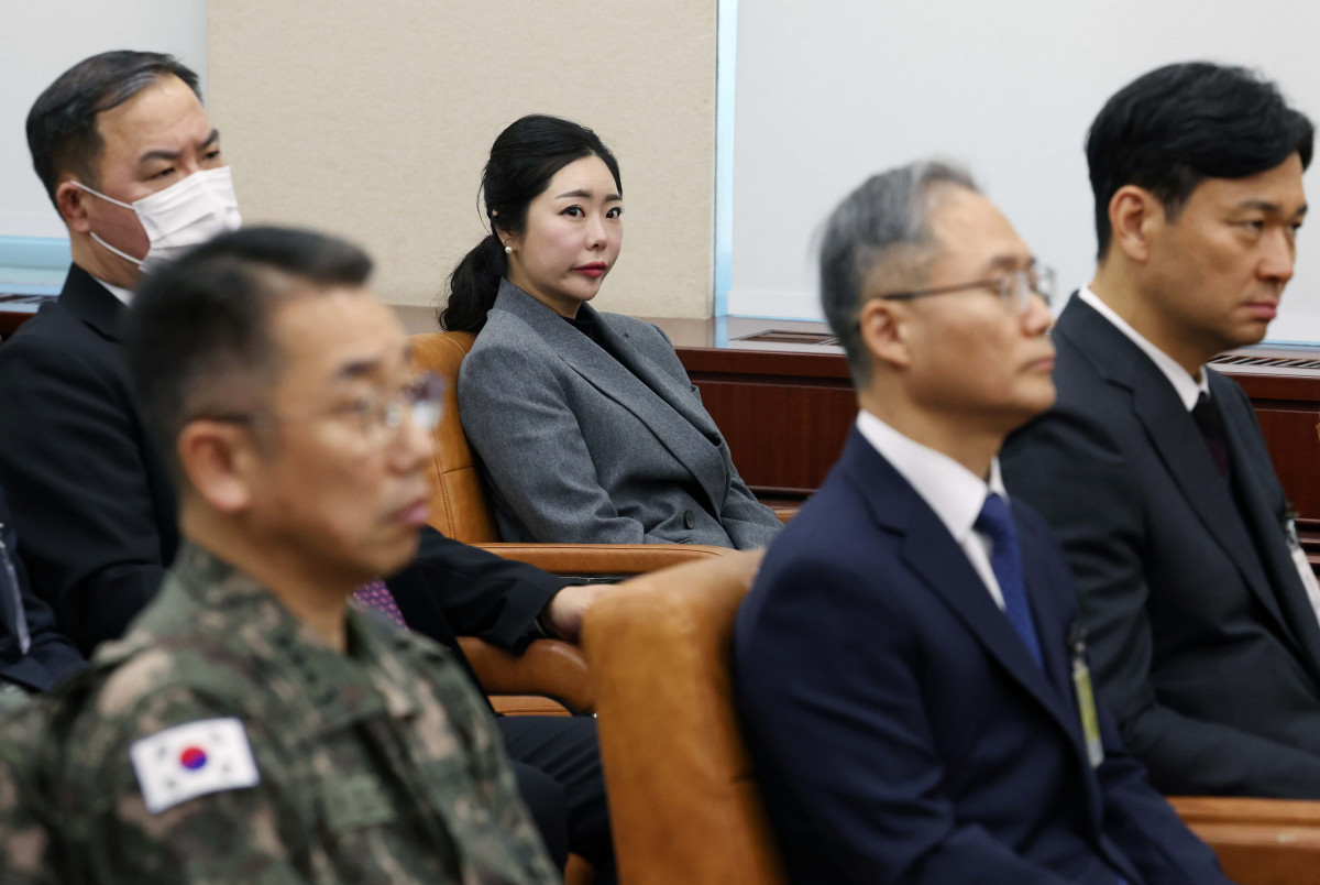 ▲노상원 전 정보사령관이 자주 찾았던 무속인 '비단아씨' 이선진 씨가 4일 서울 여의도 국회에서 열린 '윤석열 정부의 비상계엄 선포를 통한 내란 혐의 진상규명 국정조사 2차 청문회'에 출석해 자리에 앉아 있다. 신태현 기자 holjjak@
