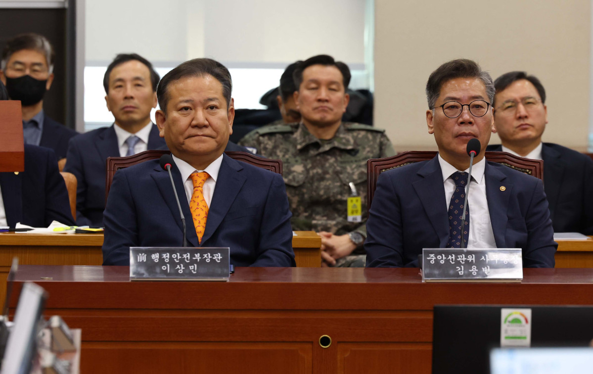 ▲이상민 행정안전부 장관과 김용빈 중앙선거관리위원회 사무총장이 4일 서울 여의도 국회에서 열린 '윤석열 정부의 비상계엄 선포를 통한 내란 혐의 진상규명 국정조사 2차 청문회'에 출석해 의원질의를 듣고 있다. 신태현 기자 holjjak@