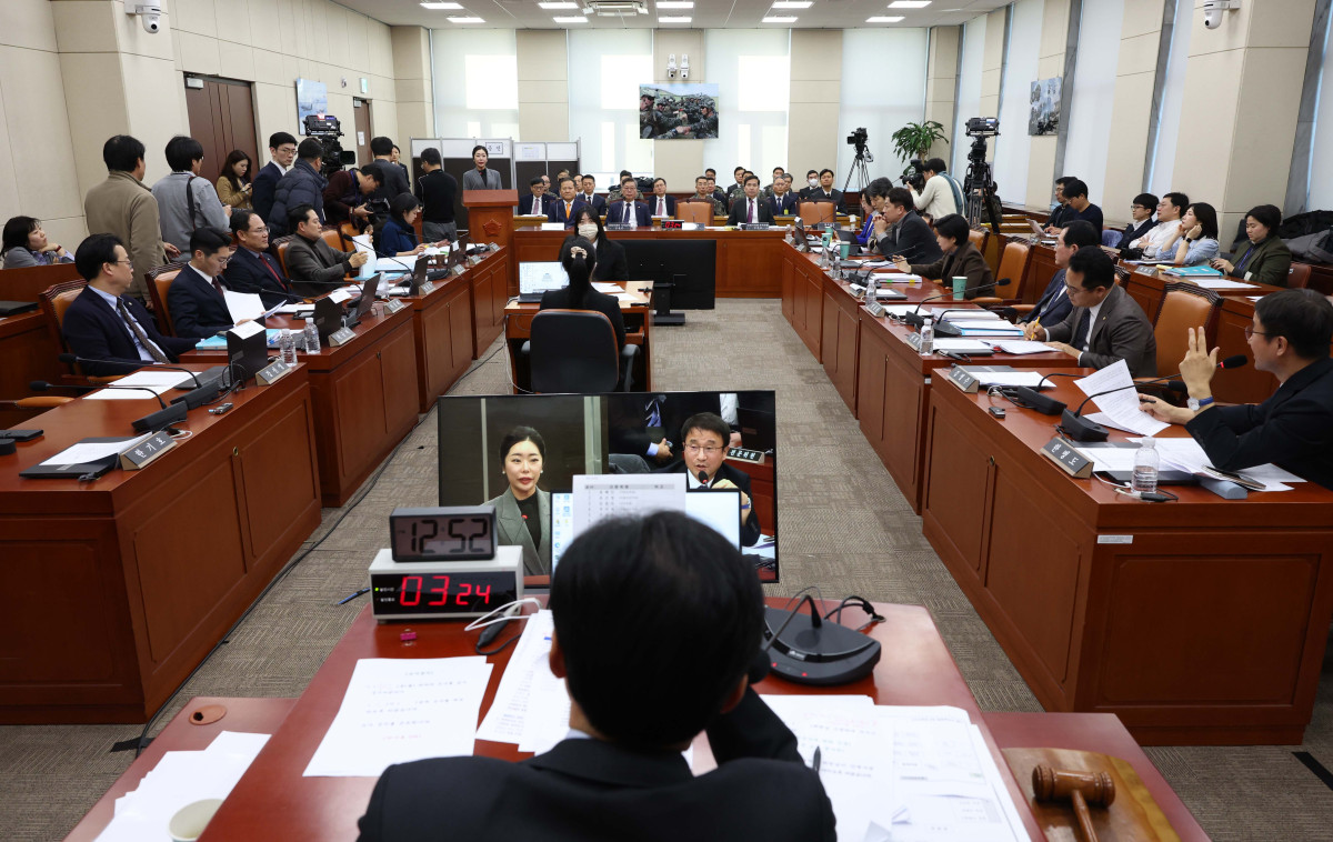 ▲노상원 전 정보사령관이 자주 찾았던 무속인 '비단아씨' 이선진 씨가 4일 서울 여의도 국회에서 열린 '윤석열 정부의 비상계엄 선포를 통한 내란 혐의 진상규명 국정조사 2차 청문회'에 출석해 의원 질의에 답하고 있다. 신태현 기자 holjjak@