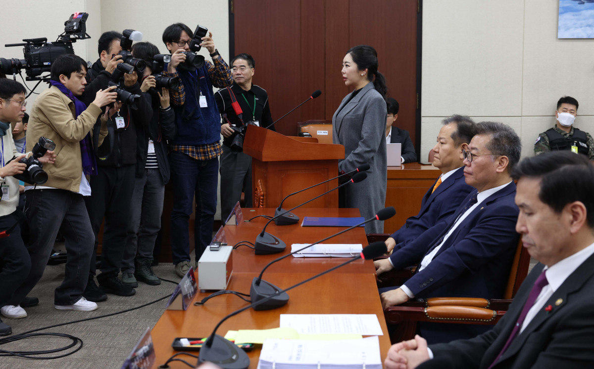 ▲노상원 전 정보사령관이 자주 찾았던 무속인 '비단아씨' 이선진 씨가 4일 서울 여의도 국회에서 열린 '윤석열 정부의 비상계엄 선포를 통한 내란 혐의 진상규명 국정조사 2차 청문회'에 출석해 의원 질의에 답하고 있다. 신태현 기자 holjjak@