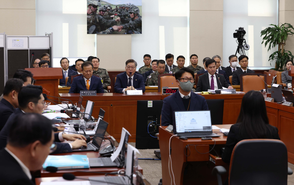 ▲김용빈 중앙선거관리위원회 사무총장이 4일 서울 여의도 국회에서 열린 '윤석열 정부의 비상계엄 선포를 통한 내란 혐의 진상규명 국정조사 2차 청문회'에 출석해 의원 질의에 답하고 있다. 신태현 기자 holjjak@