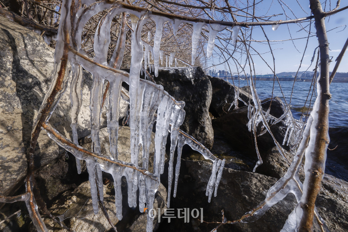 ▲서울에 올해 첫 한파경보가 발효된 4일 서울 용산구 이촌한강공원 강변에 얼음이 얼어 있다. 조현호 기자 hyunho@