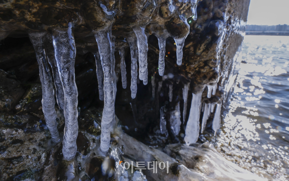 ▲서울에 올해 첫 한파경보가 발효된 4일 서울 용산구 이촌한강공원 강변에 얼음이 얼어 있다. 조현호 기자 hyunho@