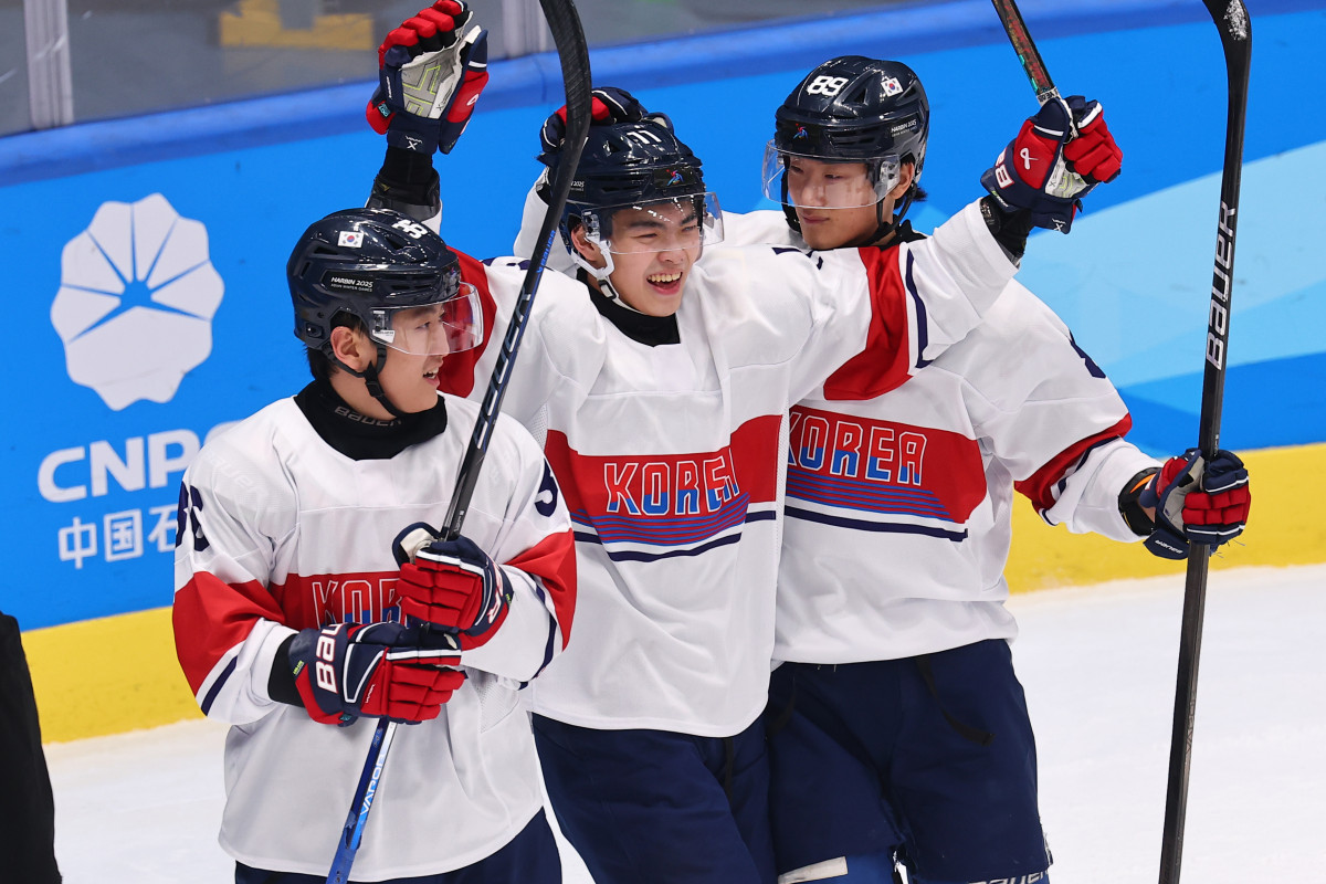 ▲4일 오후 하얼빈 아이스하키 아레나에서 열린 하얼빈 동계아시안게임 아이스하키 남자 조별예선 A조 대한민국과 중국의 연장전에서 김상엽이 득점한 뒤 기뻐하고 있다. (연합뉴스)