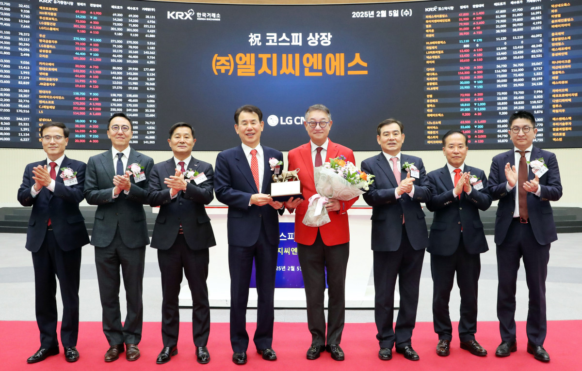 ▲한국거래소 유가증권시장본부는 25일 서울사옥 홍보관에서 IT컨설팅, 전산 시스템 구축.운영 사업 등을 영위하는 LG 씨엔에스(LG CNS)의 유가증권시장 신규상장기념식을 열었다. (왼쪽부터) 정석호 한국IR협의회 회장, 조상욱 모간스탠리 서울지점 대표, 양태영 한국거래소 유가증권시장본부장, 정은보 한국거래소 이사장, 현신균 엘지씨엔에스 대표이사, 김성현 KB증권 대표이사, 이기헌 상장회사협의회 부회장, 황윤성 메릴린치 서울지점 전무가 상장기념패 전달 후 기념촬영을 하고 있다. (사진=한국거래소)