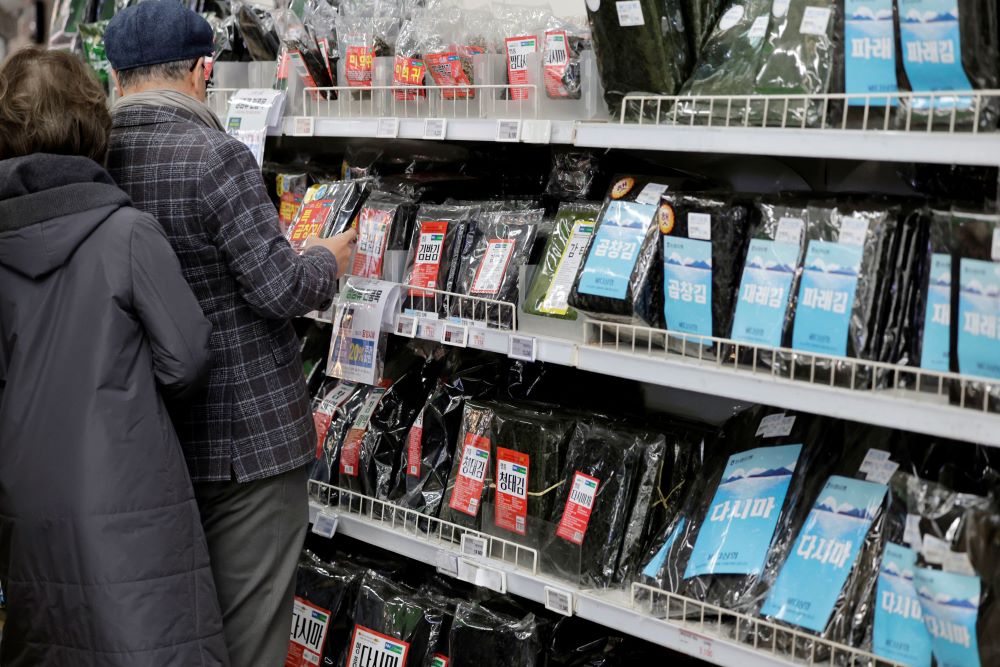 ▲서울 시내 한 대형마트에서 시민들이 마른김을 살펴보고 있다. (뉴시스)