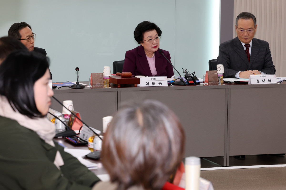 ▲이배용 국가교육위원장이 24일 오후 서울 종로구 정부서울청사에서 열린 국가교육위 제21차 회의에 참석해 발언하고 있다. 2023.11.24. (뉴시스)