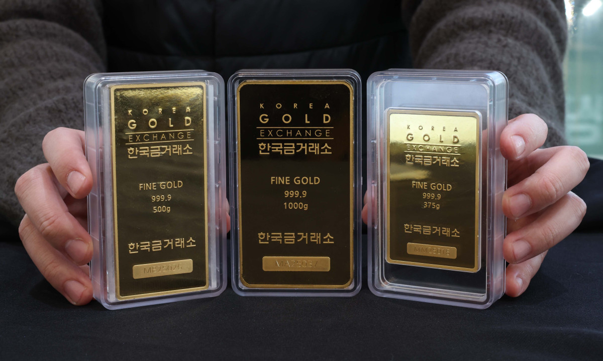 ▲미국발 관세전쟁이 가시화되며 안전자산 수요가 급증, 금값이 사상 최고치를 경신하는 가운데 5일 서울 종로구 한국금거래소에서 관계자가 골드바를 정리하고 있다. 신태현 기자 holjjak@