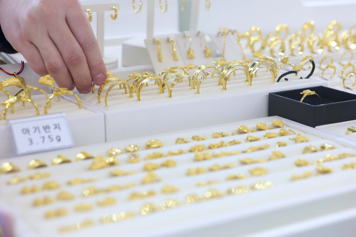 ▲미국발 관세전쟁이 가시화되며 안전자산 수요가 급증, 금값이 사상 최고치를 경신하는 가운데 5일 서울 종로구 한국금거래소에서 관계자가 금세공품을 정리하고 있다. 신태현 기자 holjjak@