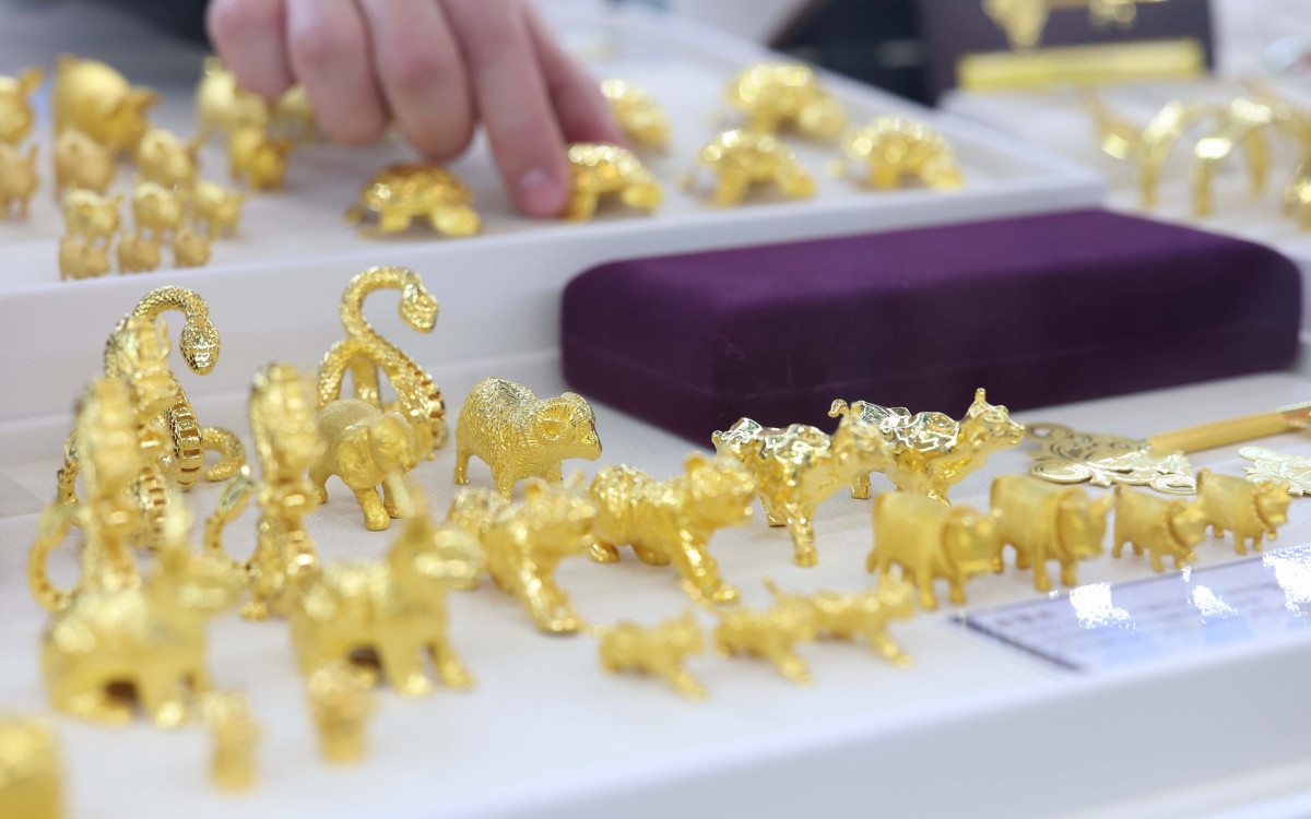 ▲미국발 관세전쟁이 가시화되며 안전자산 수요가 급증, 금값이 사상 최고치를 경신하는 가운데 5일 서울 종로구 한국금거래소에서 관계자가 금세공품을 정리하고 있다. 신태현 기자 holjjak@