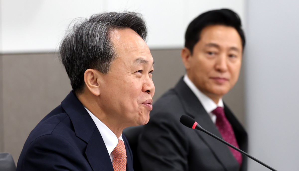 ▲진옥동 신한금융그룹 회장이 5일 오전 서울 중구 서울시청에서 열린 '저출생 위기 극복을 위한 서울시-신한금융그룹 업무 협약식'에서 인사말을 하고 있다. (뉴시스)