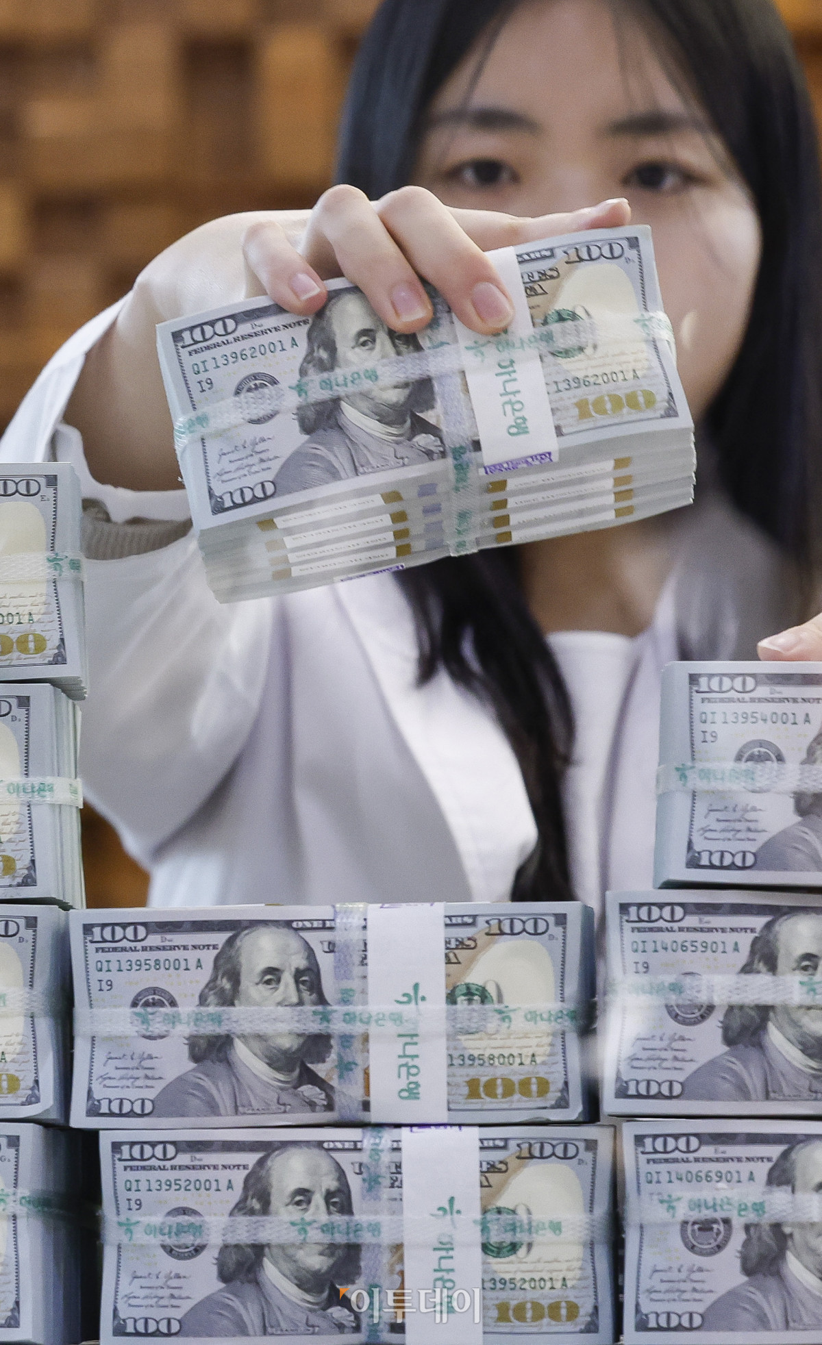 ▲분기말 효과 소멸로 인한 금융기관 외화예수금 감소 등의 영향으로 1월 외환보유액이 46억 가까이 떨어졌다. 한국은행이 5일 발표한 '2025년 1월 말 외환보유액'에 따르면 우리나라 외환보유액은 4110억1000만 달러로 정월 말(4156억달러)보다 45억9000만 달러 줄었다. 이는 2020년 6월 이후 최저 수준이다. 이날 서울 중구 하나은행 위변조대응센터에서 직원이 달러화를 정리하고 있다. 조현호 기자 hyunho@