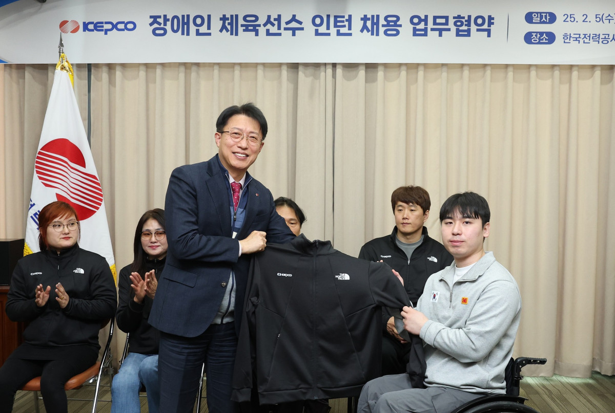 ▲안중은 한국전력 부사장이 5일 나주 혁신도시 본사에서 광주광역시 장애인체육회 및 전라남도 장애인체육회, 장애인고용공단과 장애인 체육 선수의 고용 창출 확대를 위한 업무협약을 체결한 후 장애인 체육선수와 기념 촬영을 하고 있다. (사진제공=한국전력)