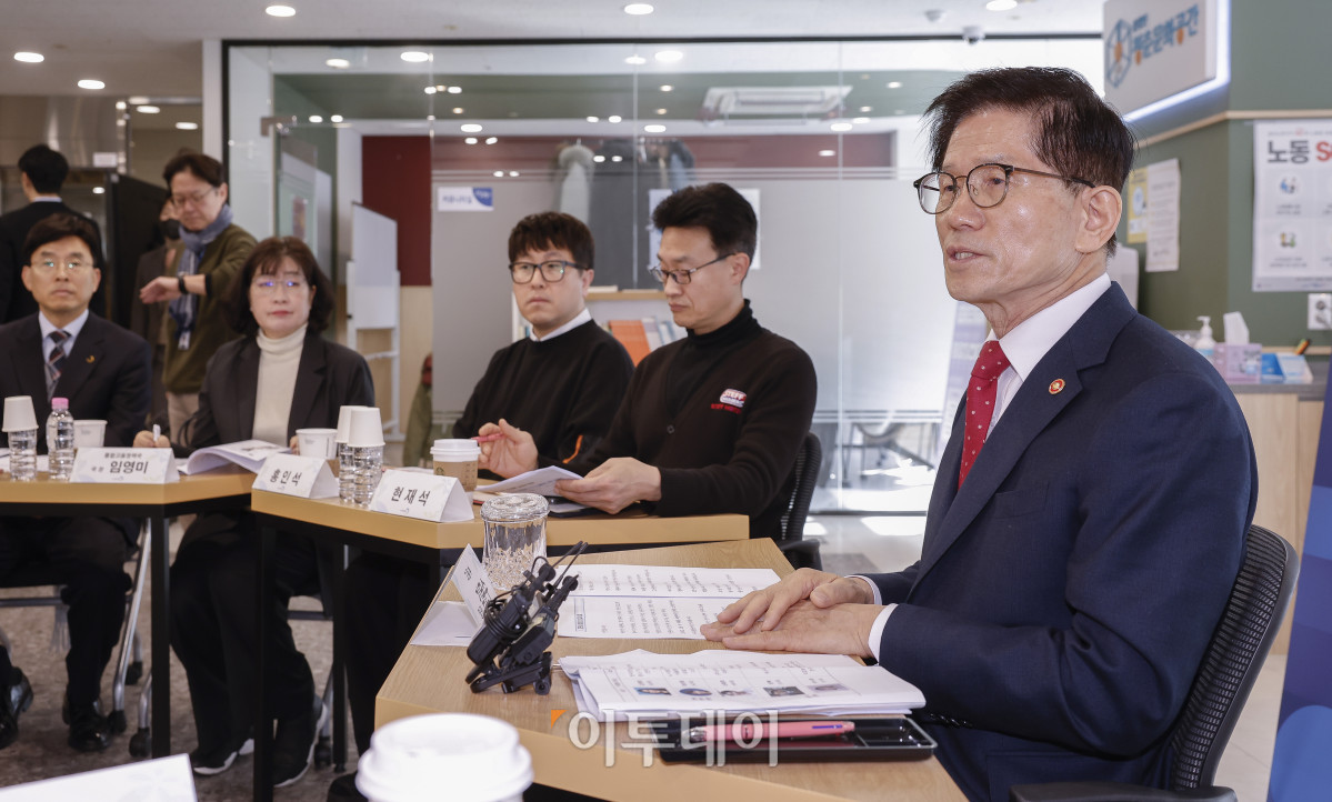 ▲김문수 고용노동부 장관이 6일 서울 중구 중장년내일센터에서 열린 중장년 계속고용 현장 간담회에서 모두발언 하고 있다. 조현호 기자 hyunho@