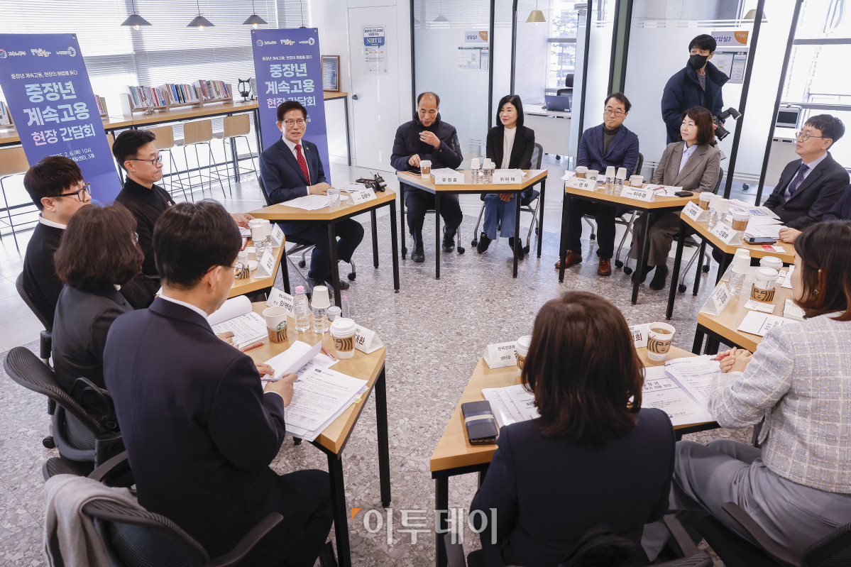 ▲김문수 고용노동부 장관이 6일 서울 중구 중장년내일센터에서 열린 중장년 계속고용 현장 간담회에서 모두발언 하고 있다. 조현호 기자 hyunho@