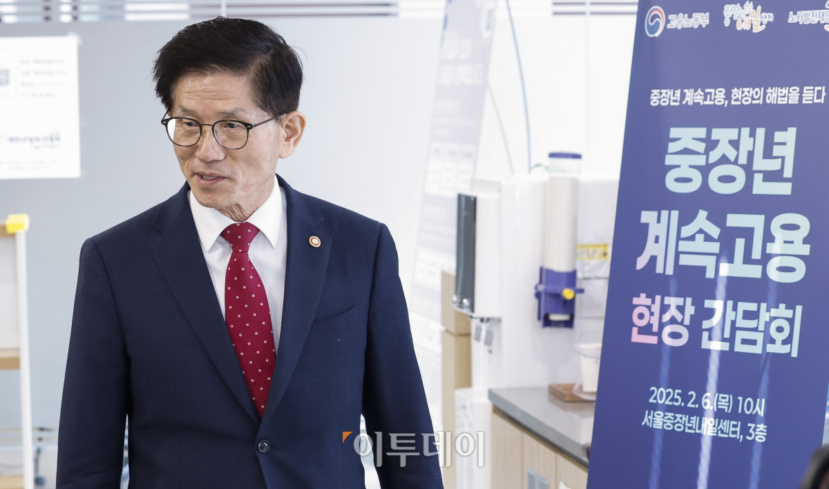 ▲김문수 고용노동부 장관이 6일 서울 중구 중장년내일센터에서 열린 중장년 계속고용 현장 간담회에 참석하고 있다. 조현호 기자 hyunho@