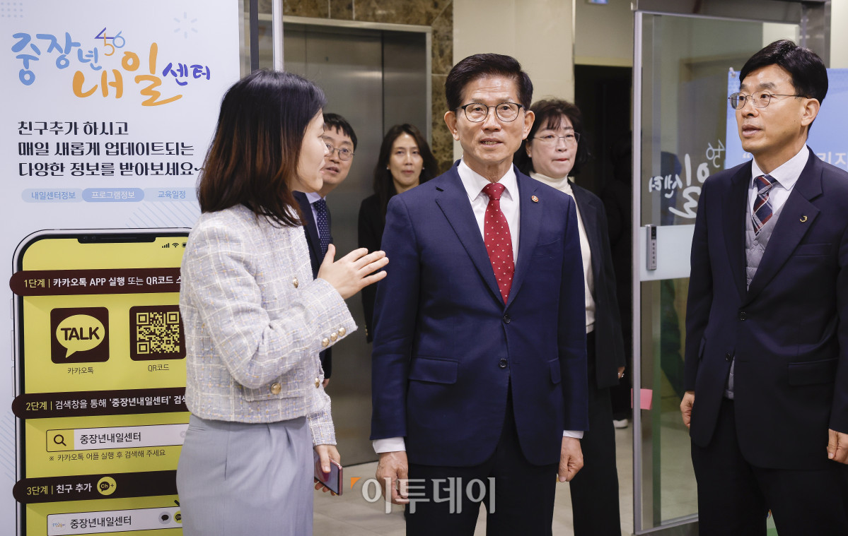▲김문수 고용노동부 장관이 6일 중장년 계속고용 현장점검을 위해 서울 중구 중장년내일센터를 방문해 관계자에게 센터에 대한 설명을 듣고 있다. 조현호 기자 hyunho@