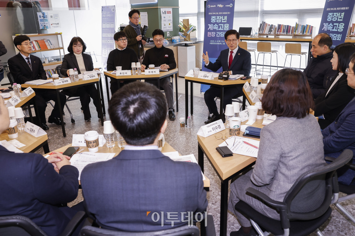 ▲김문수 고용노동부 장관이 6일 서울 중구 중장년내일센터에서 열린 중장년 계속고용 현장 간담회에서 모두발언 하고 있다. 조현호 기자 hyunho@