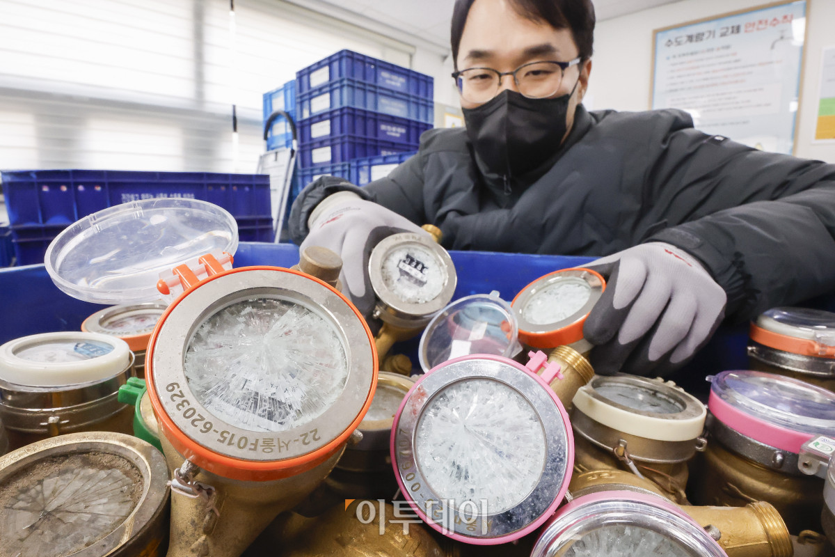 ▲전국 대부분 지역에 영하권 추위가 이어진 6일 서울 강북구 북부수도사업소에서 직원이 동파된 수도계량기를 정리하고 있다. 한편 서울시는 이날 2월초 한파로 인한 수도계량기 '동파 경계' 단계를 8일까지 연장한다고 밝혔다. 시는 당초 이날 오후 6시까지 동파 경계 단계를 발령했으나, 이번주 기온이 5일 연속 최저 영하 10도 이하에 머물며 동파량이 증가될 것으로 예상되자 이를 연장했다. 조현호 기자 hyunho@