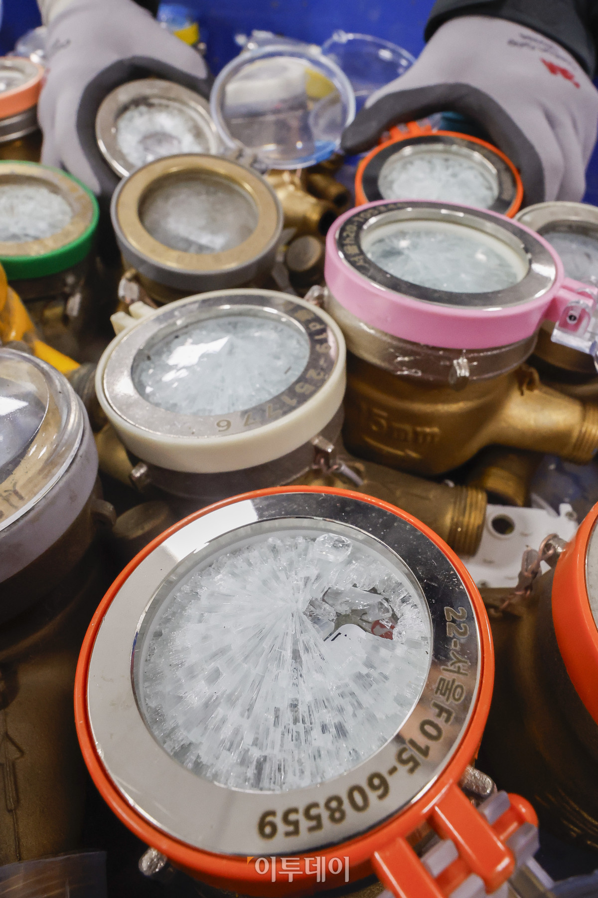 ▲전국 대부분 지역에 영하권 추위가 이어진 6일 서울 강북구 북부수도사업소에서 직원이 동파된 수도계량기를 정리하고 있다. 한편 서울시는 이날 2월초 한파로 인한 수도계량기 '동파 경계' 단계를 8일까지 연장한다고 밝혔다. 시는 당초 이날 오후 6시까지 동파 경계 단계를 발령했으나, 이번주 기온이 5일 연속 최저 영하 10도 이하에 머물며 동파량이 증가될 것으로 예상되자 이를 연장했다. 조현호 기자 hyunho@