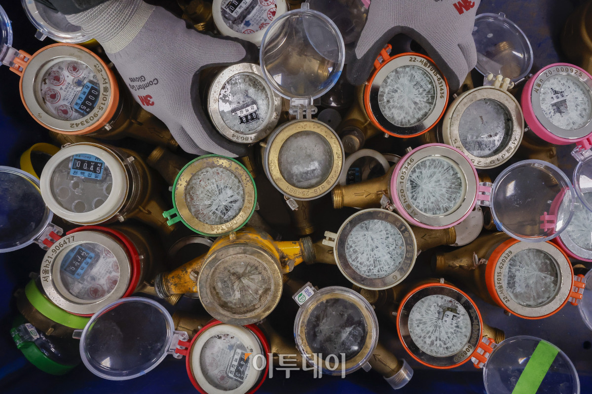 ▲전국 대부분 지역에 영하권 추위가 이어진 6일 서울 강북구 북부수도사업소에서 직원이 동파된 수도계량기를 정리하고 있다. 한편 서울시는 이날 2월초 한파로 인한 수도계량기 '동파 경계' 단계를 8일까지 연장한다고 밝혔다. 시는 당초 이날 오후 6시까지 동파 경계 단계를 발령했으나, 이번주 기온이 5일 연속 최저 영하 10도 이하에 머물며 동파량이 증가될 것으로 예상되자 이를 연장했다. 조현호 기자 hyunho@