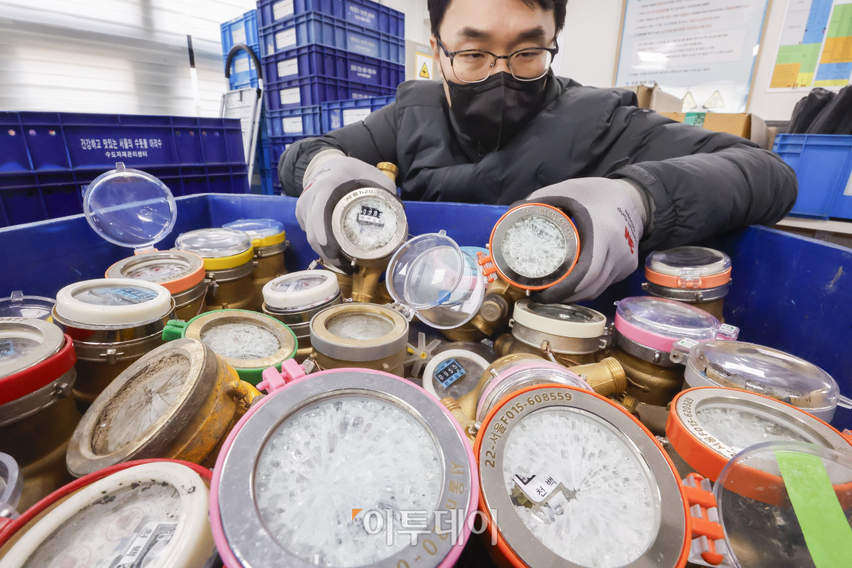 ▲전국 대부분 지역에 영하권 추위가 이어진 6일 서울 강북구 북부수도사업소에서 직원이 동파된 수도계량기를 정리하고 있다. 한편 서울시는 이날 2월초 한파로 인한 수도계량기 '동파 경계' 단계를 8일까지 연장한다고 밝혔다. 시는 당초 이날 오후 6시까지 동파 경계 단계를 발령했으나, 이번주 기온이 5일 연속 최저 영하 10도 이하에 머물며 동파량이 증가될 것으로 예상되자 이를 연장했다. 조현호 기자 hyunho@