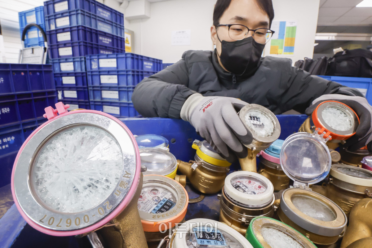 ▲전국 대부분 지역에 영하권 추위가 이어진 6일 서울 강북구 북부수도사업소에서 직원이 동파된 수도계량기를 정리하고 있다. 한편 서울시는 이날 2월초 한파로 인한 수도계량기 '동파 경계' 단계를 8일까지 연장한다고 밝혔다. 시는 당초 이날 오후 6시까지 동파 경계 단계를 발령했으나, 이번주 기온이 5일 연속 최저 영하 10도 이하에 머물며 동파량이 증가될 것으로 예상되자 이를 연장했다. 조현호 기자 hyunho@