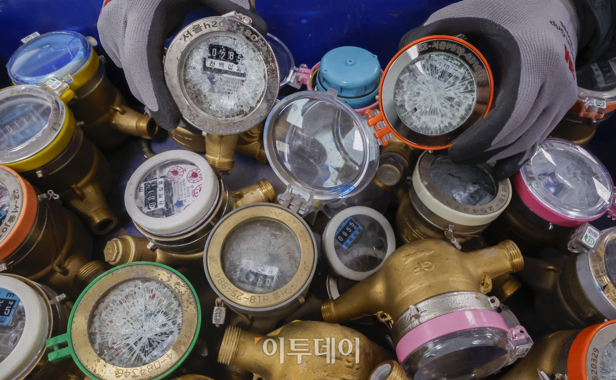 ▲전국 대부분 지역에 영하권 추위가 이어진 6일 서울 강북구 북부수도사업소에서 직원이 동파된 수도계량기를 정리하고 있다. 한편 서울시는 이날 2월초 한파로 인한 수도계량기 '동파 경계' 단계를 8일까지 연장한다고 밝혔다. 시는 당초 이날 오후 6시까지 동파 경계 단계를 발령했으나, 이번주 기온이 5일 연속 최저 영하 10도 이하에 머물며 동파량이 증가될 것으로 예상되자 이를 연장했다. 조현호 기자 hyunho@