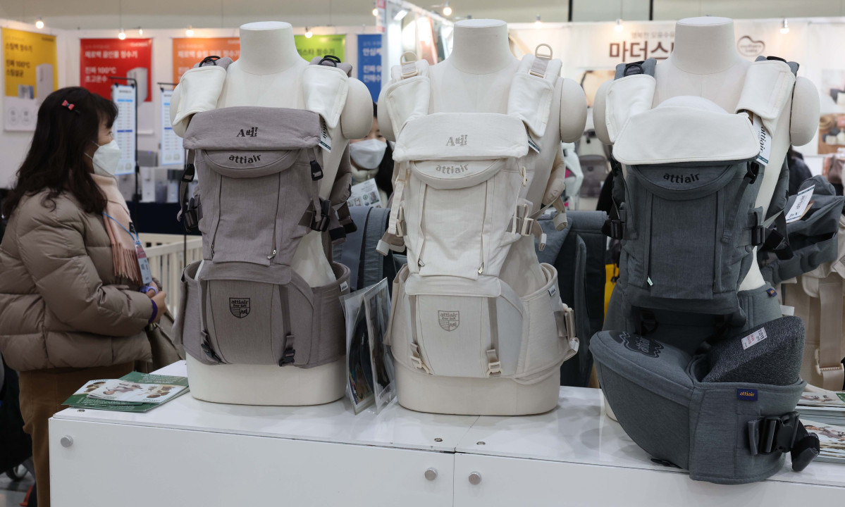 ▲6일 서울 강남구 코엑스에서 열린 ‘베페 베이비페어’에서 참관객들이 육아용품을 살펴보고 있다. 베페 베이비페어에선 ‘아기와 가족이 행복한 세상 만들기’를 주제로 국내외 임신, 출산, 육아관련 대표 브랜드와 제품들이 전시된다. 신태현 기자 holjjak@