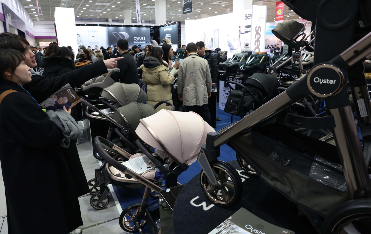 ▲6일 서울 강남구 코엑스에서 열린 ‘베페 베이비페어’에서 참관객들이 육아용품을 살펴보고 있다. 베페 베이비페어에선 ‘아기와 가족이 행복한 세상 만들기’를 주제로 국내외 임신, 출산, 육아관련 대표 브랜드와 제품들이 전시된다. 신태현 기자 holjjak@