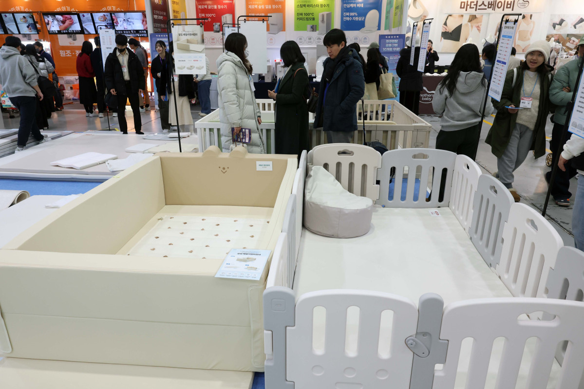 ▲6일 서울 강남구 코엑스에서 열린 ‘베페 베이비페어’에서 참관객들이 육아용품을 살펴보고 있다. 베페 베이비페어에선 ‘아기와 가족이 행복한 세상 만들기’를 주제로 국내외 임신, 출산, 육아관련 대표 브랜드와 제품들이 전시된다. 신태현 기자 holjjak@