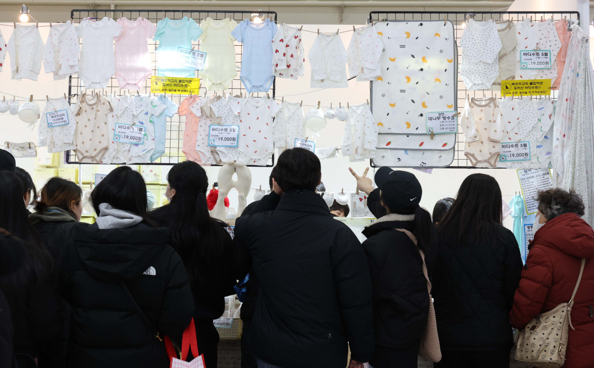 ▲6일 서울 강남구 코엑스에서 열린 ‘베페 베이비페어’에서 참관객들이 육아용품을 살펴보고 있다. 베페 베이비페어에선 ‘아기와 가족이 행복한 세상 만들기’를 주제로 국내외 임신, 출산, 육아관련 대표 브랜드와 제품들이 전시된다. 신태현 기자 holjjak@