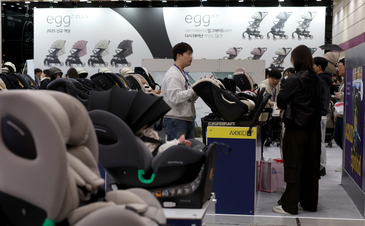 ▲6일 서울 강남구 코엑스에서 열린 ‘베페 베이비페어’에서 참관객들이 육아용품을 살펴보고 있다. 베페 베이비페어에선 ‘아기와 가족이 행복한 세상 만들기’를 주제로 국내외 임신, 출산, 육아관련 대표 브랜드와 제품들이 전시된다. 신태현 기자 holjjak@