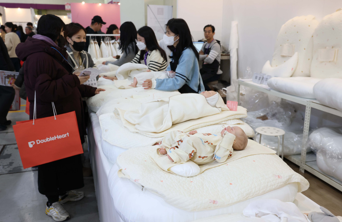 ▲6일 서울 강남구 코엑스에서 열린 ‘베페 베이비페어’에서 참관객들이 육아용품을 살펴보고 있다. 베페 베이비페어에선 ‘아기와 가족이 행복한 세상 만들기’를 주제로 국내외 임신, 출산, 육아관련 대표 브랜드와 제품들이 전시된다. 신태현 기자 holjjak@