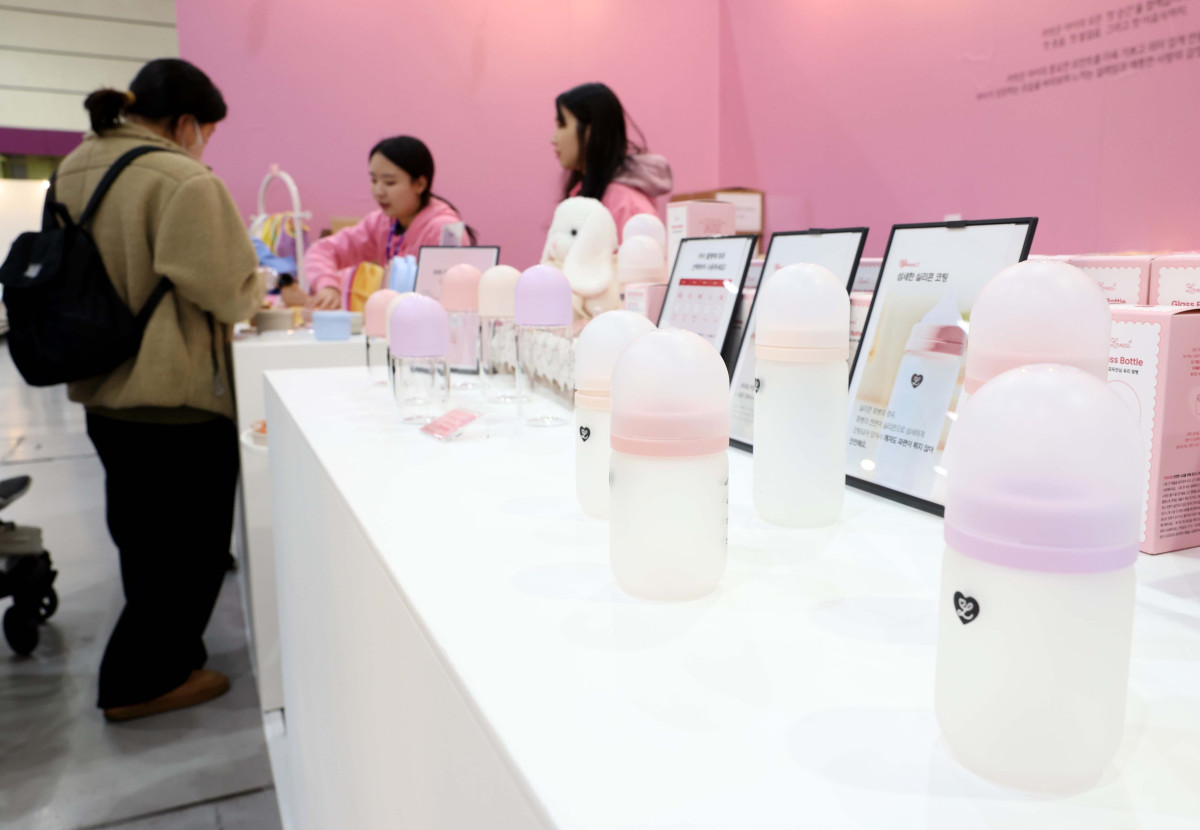 ▲6일 서울 강남구 코엑스에서 열린 ‘베페 베이비페어’에서 참관객들이 육아용품을 살펴보고 있다. 베페 베이비페어에선 ‘아기와 가족이 행복한 세상 만들기’를 주제로 국내외 임신, 출산, 육아관련 대표 브랜드와 제품들이 전시된다. 신태현 기자 holjjak@