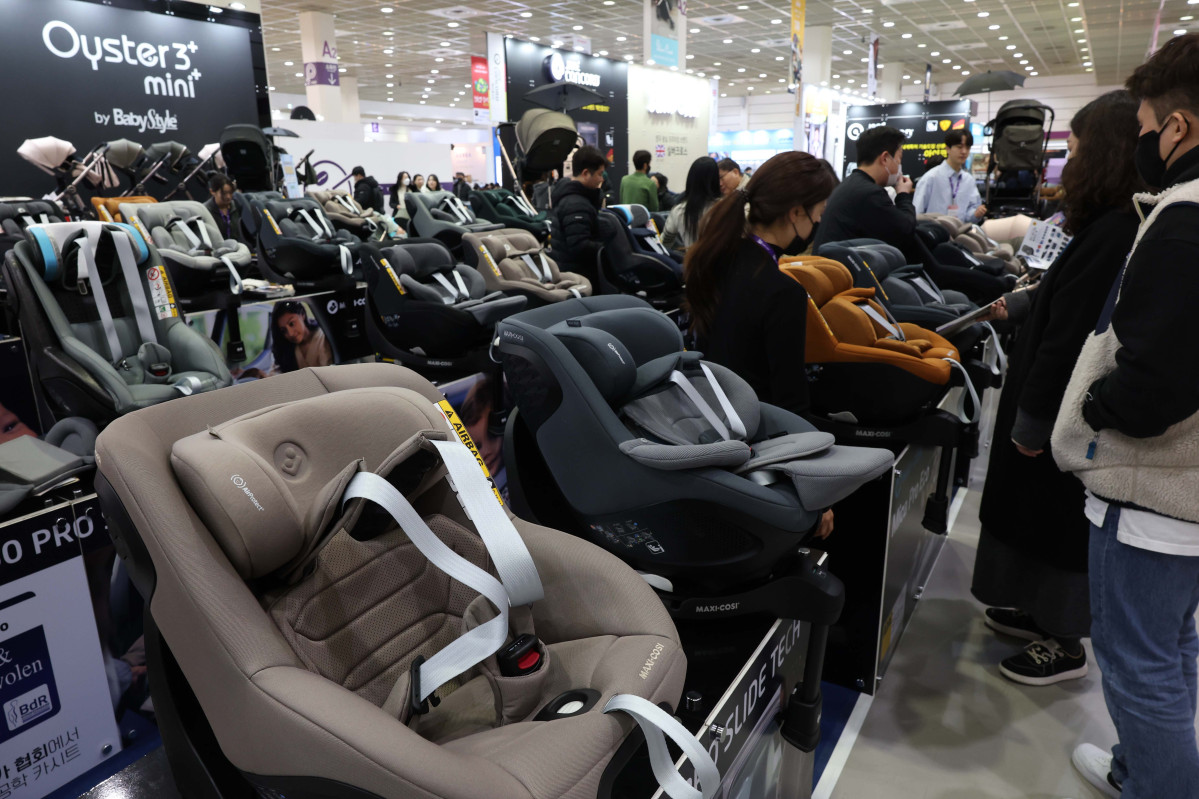 ▲6일 서울 강남구 코엑스에서 열린 ‘베페 베이비페어’에서 참관객들이 육아용품을 살펴보고 있다. 베페 베이비페어에선 ‘아기와 가족이 행복한 세상 만들기’를 주제로 국내외 임신, 출산, 육아관련 대표 브랜드와 제품들이 전시된다. 신태현 기자 holjjak@