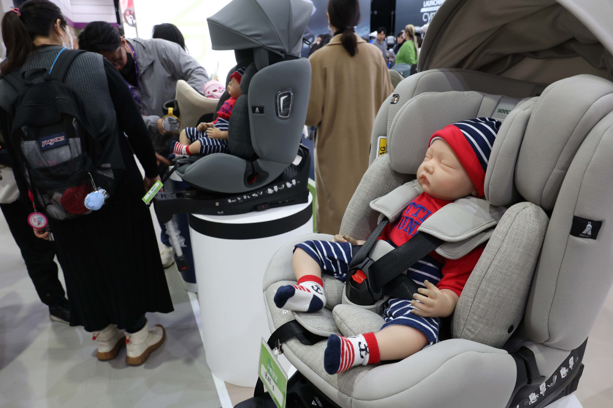 ▲6일 서울 강남구 코엑스에서 열린 ‘베페 베이비페어’에서 참관객들이 육아용품을 살펴보고 있다. 베페 베이비페어에선 ‘아기와 가족이 행복한 세상 만들기’를 주제로 국내외 임신, 출산, 육아관련 대표 브랜드와 제품들이 전시된다. 신태현 기자 holjjak@