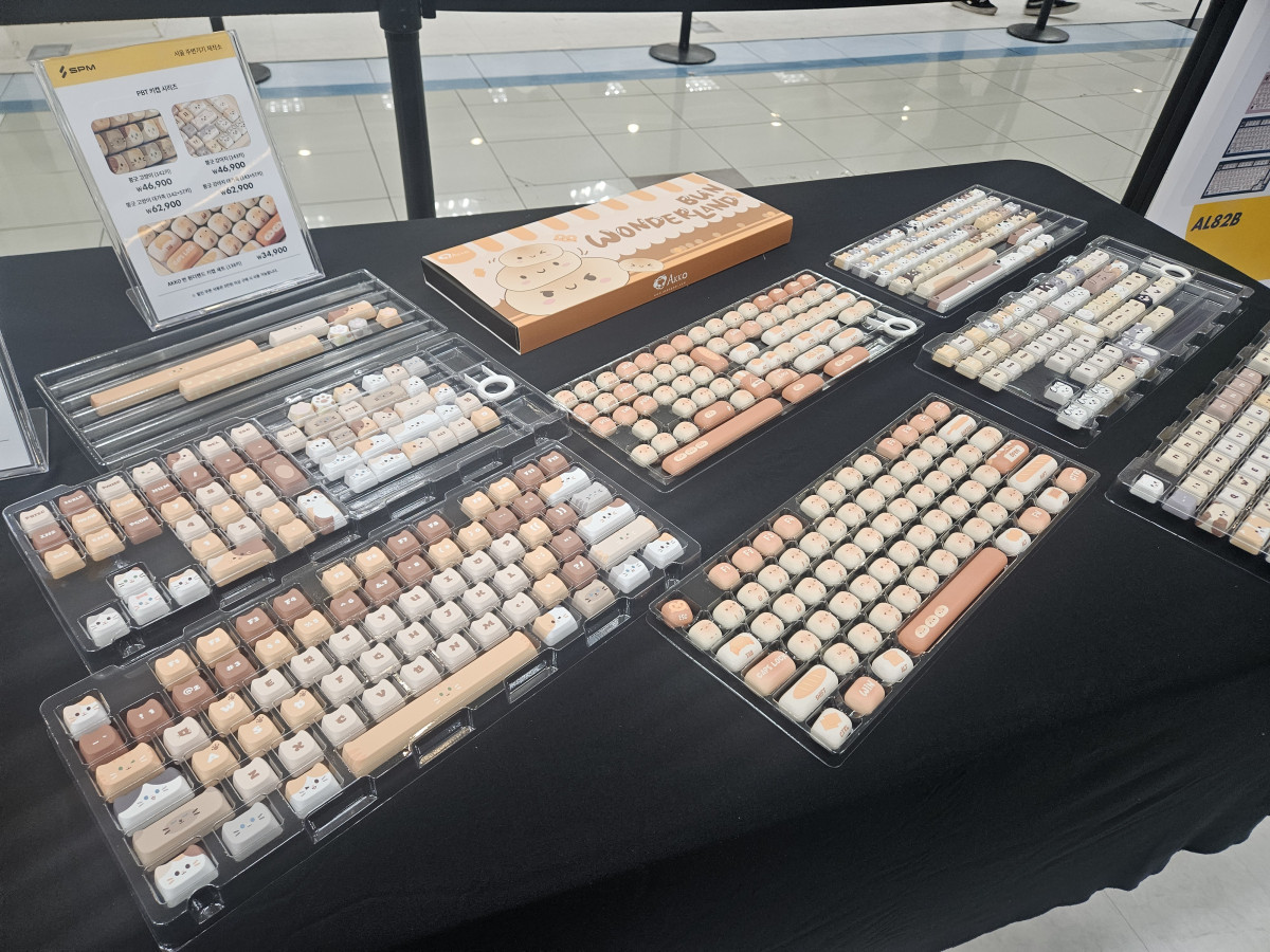 ▲6일 아이파크몰 '키보드 페스티벌'에 고양이를 테마로 한 커스텀 키보드 제품이 전시돼 있다. (김지영 기자 kjy42)
