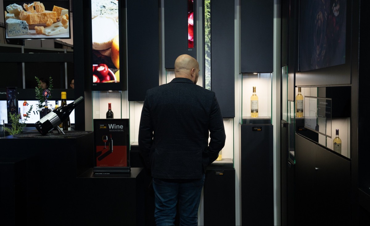 ▲솔루엠이 4일(현지시간) 스페인에서 열린 유럽 최대 디스플레이 전시회인 'ISE 2025'에 참가했다. 사진은 솔루엠 전시관을 바라보는 관람객. (사진제공-솔루엠)