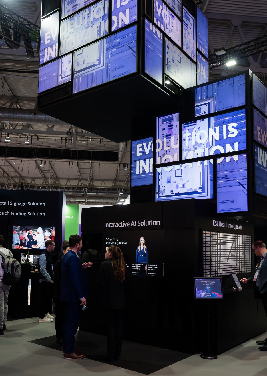 ▲솔루엠이 4일(현지시간) 스페인에서 열린 유럽 최대 디스플레이 전시회인 'ISE 2025'에 참가했다. 사진은 솔루엠 전시관에서 관람객들의 발길을 붙잡은 '솔루엠 볼(SOLUM Ball)'. (사진제공-솔루엠)