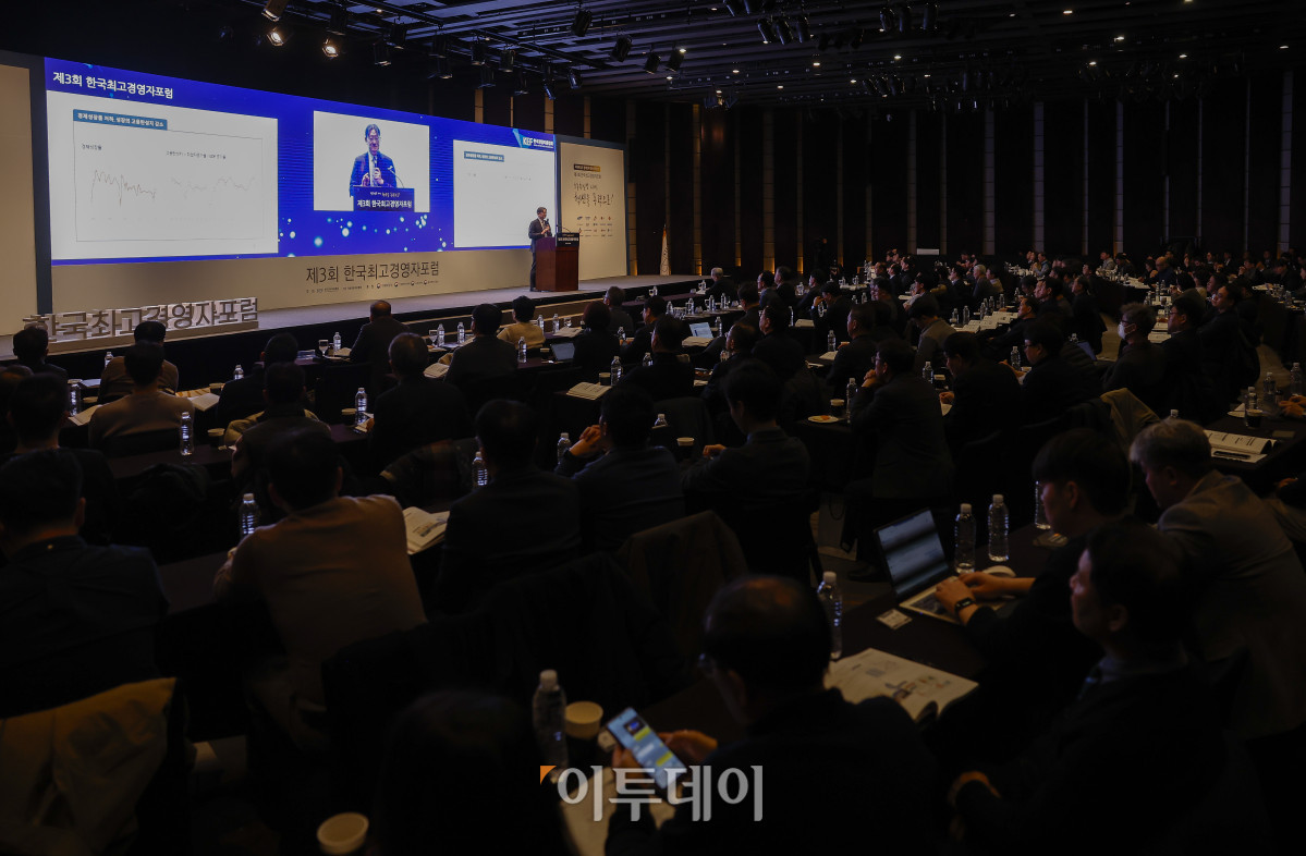 ▲권기섭 경제사회노동위원회 위원장이 7일 서울 중구 웨스틴조선 서울에서 열린 제3회 한국최고경영자포럼에서 '주요 노동이슈와 사회적 대화'를 주제로 발표하고 있다. 조현호 기자 hyunho@